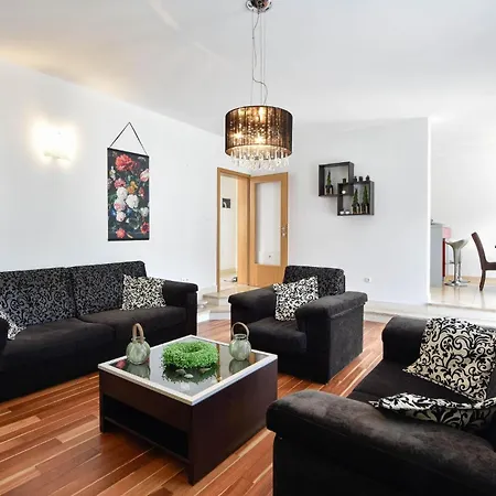 Σπίτι διακοπών 4 Bedroom Stunning In *